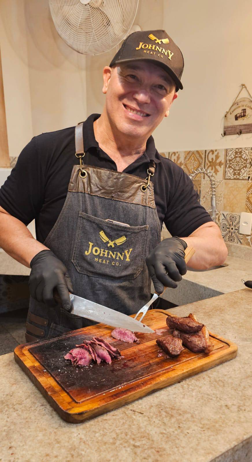 Chef da Johnny Meat Co. conduzindo a brasa